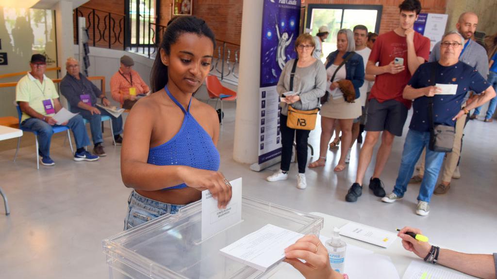 Woman votes in Spain. 