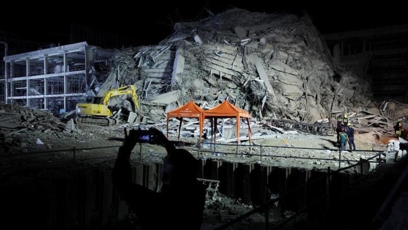 Escombros de prédio que desabou em Bangkok