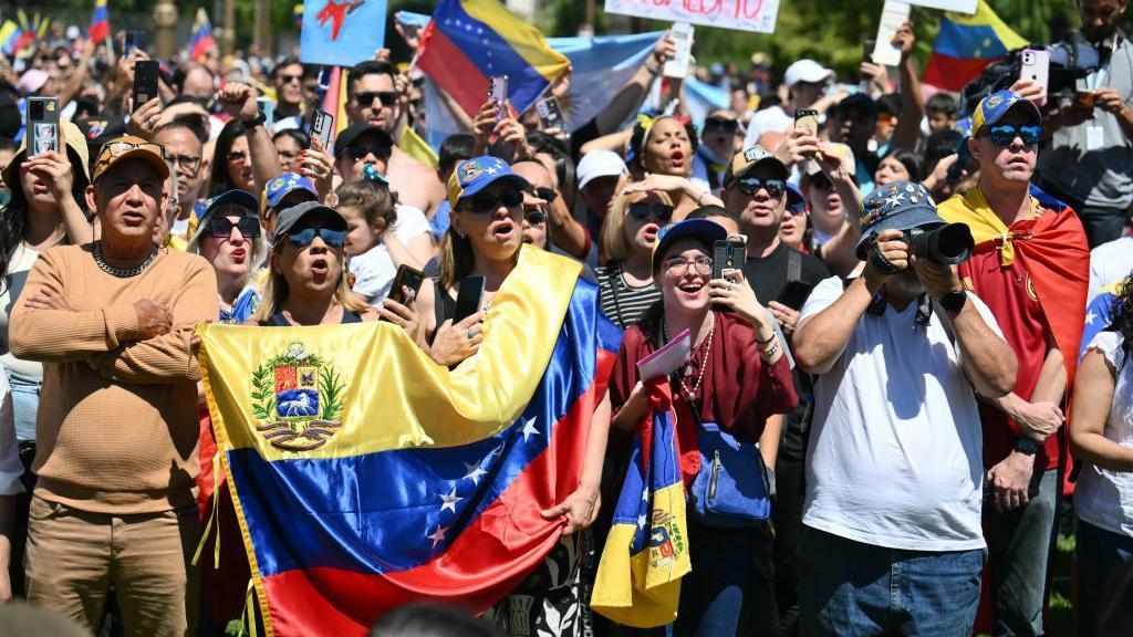 Venezuelanos torcem por Edmundo González na Praça de Maio