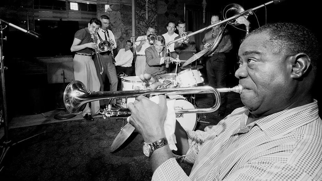 Louis Armstrong tocando