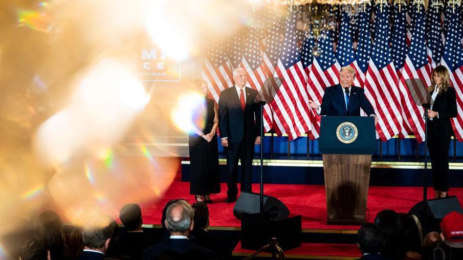 El presidente Donald J. Trump habla acompañado de la primera dama Melania Trump, el vicepresidente Mike Pence y su esposa Karen Pence durante un evento en la mañana del miércoles 4 de noviembre de 2020 en Washington, DC.