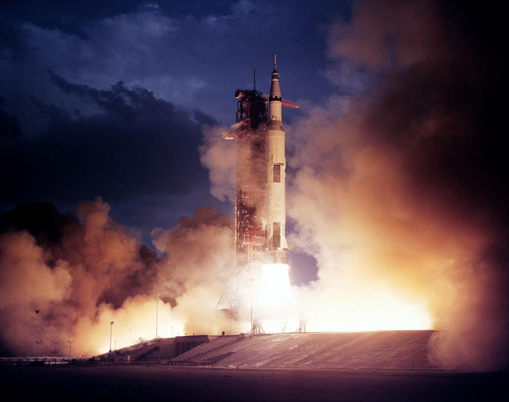 Un cohete del programa Apolo despegando.