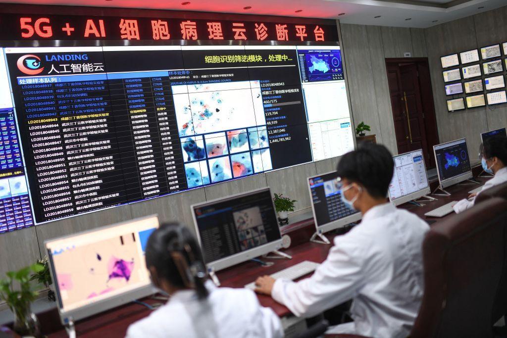 Especialistas en un laboratorio de inteligencia artificial de Hubei, China