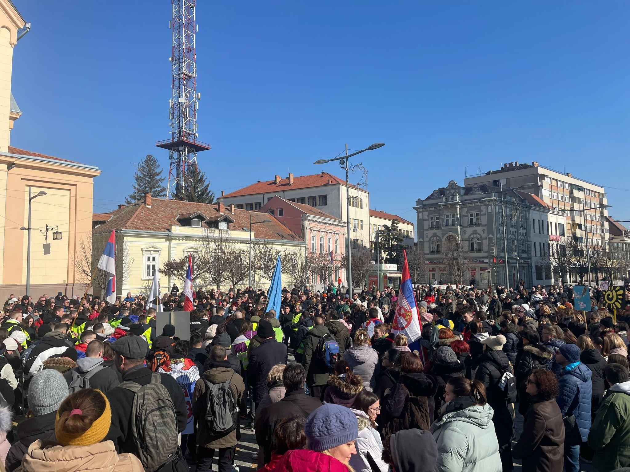 Okupljeni građani u Zrenjaninu