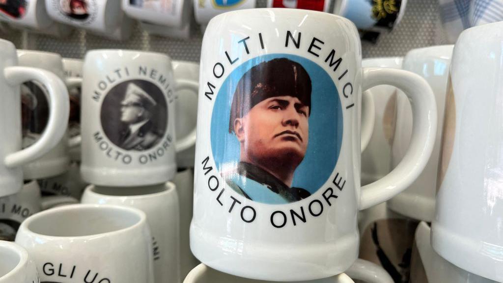 Una taza con la cara de Mussolini