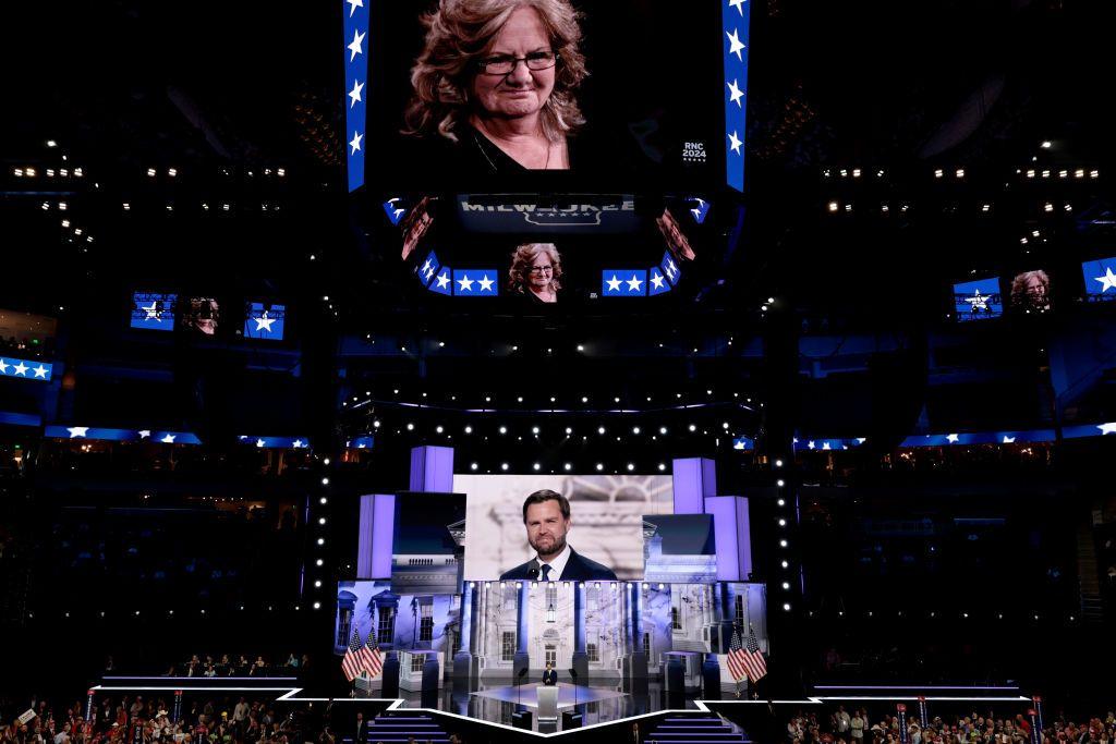 La madre de JD Vance en pantalla mientras el candidato republicano a la presidencia de EE.UU. ofrece un discurso en la tercera jornada de la Convención Nacional Republicana en Milwaukee, Wisconsin, EE.UU., el 17 de julio de 2024.