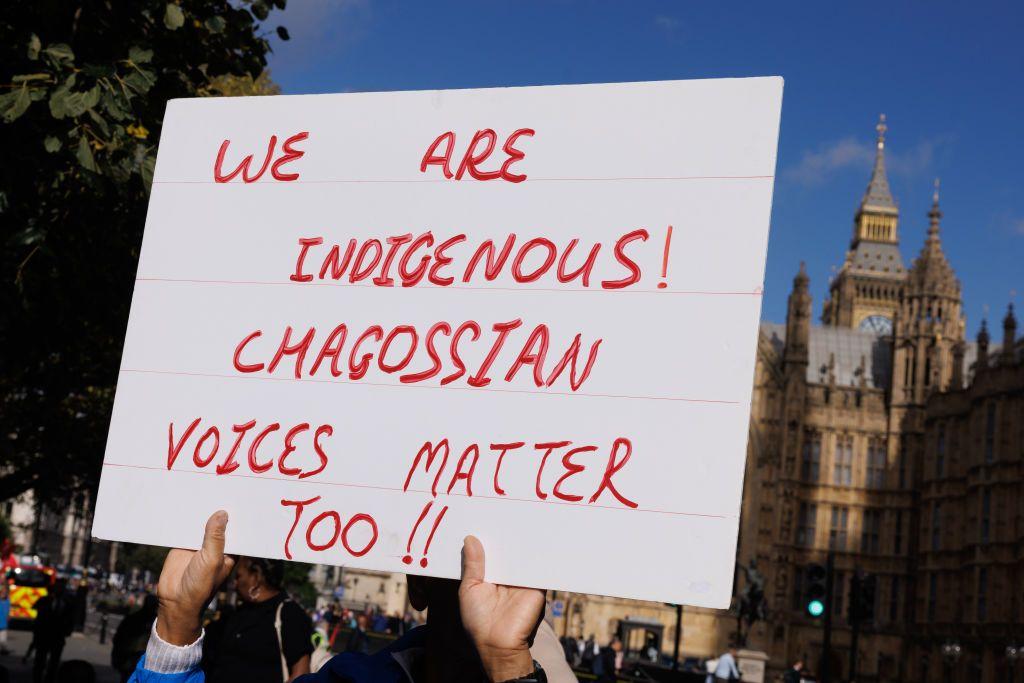 Warga Chagos di Inggris berdemonstrasi di Westminster menuntut hak untuk menentukan masa depan mereka sendiri pada 7 Oktober 2024 di London, Inggris. 