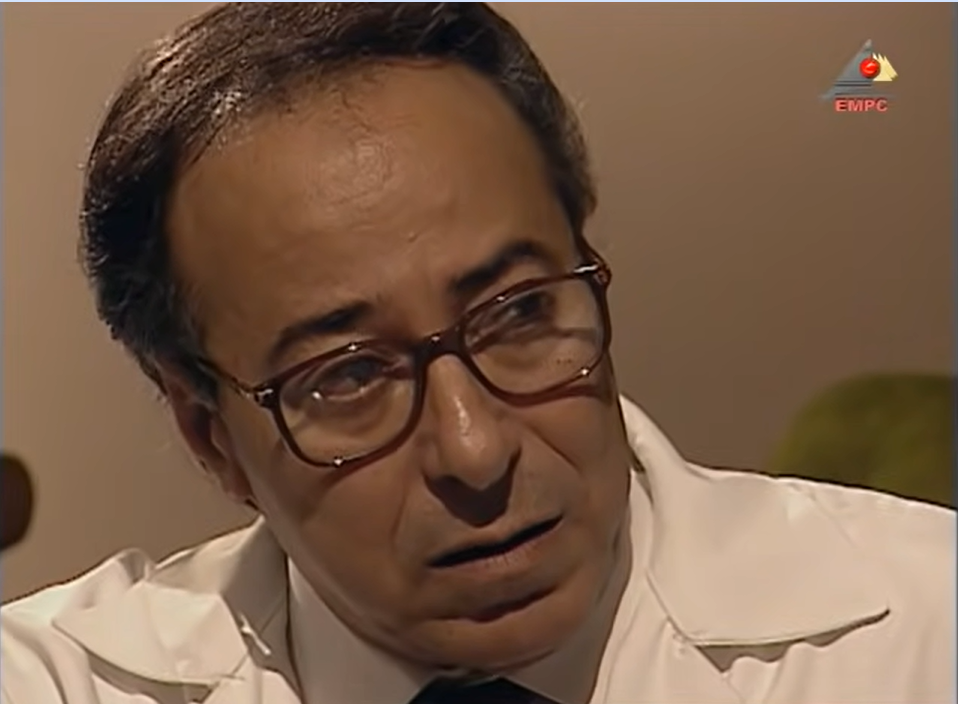 صلاح السعدني في دور "الدكتور عزيز محفوظ" بمسلسل "الأصدقاء" 2002