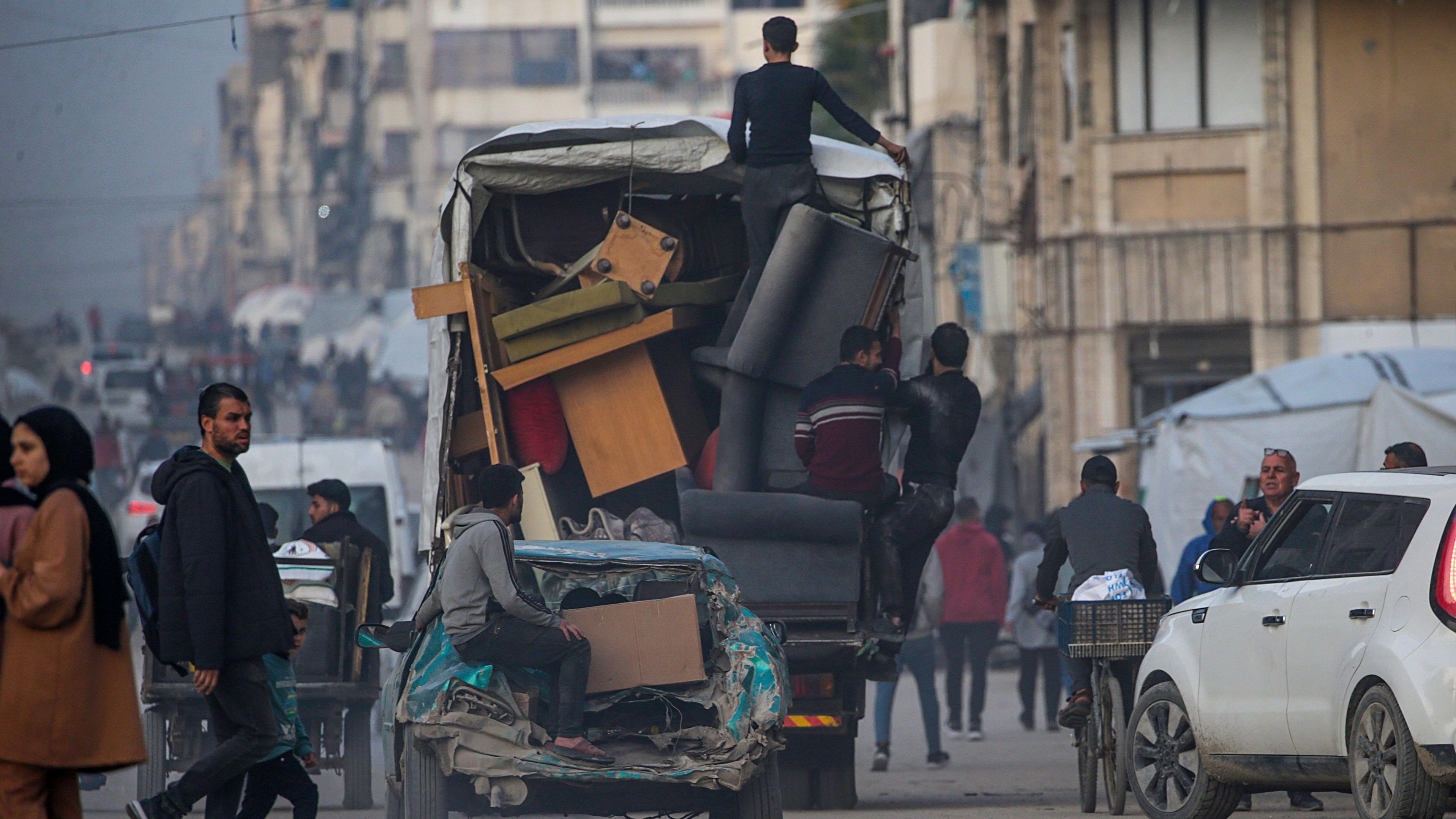 نزوح فلسطينيين جنوباً من شمال قطاع غزة بعد إصدار الجيش الإسرائيلي أوامر إخلاء