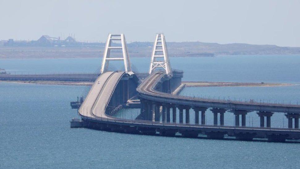 جسر كيرتش يربط شبه جزيرة القرم بروسيا