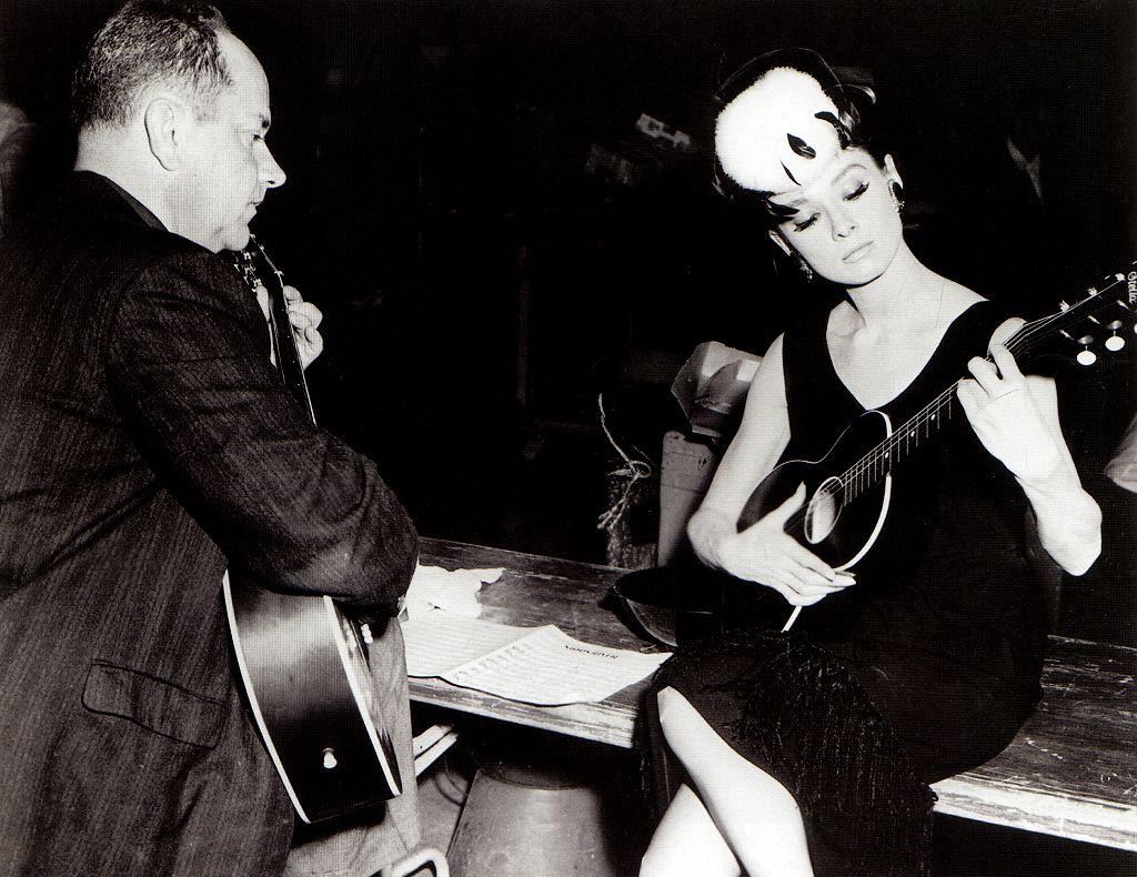 Henry Mancini y Audrey Hepburn con  guitarras practicando "Moon River" en 1961.