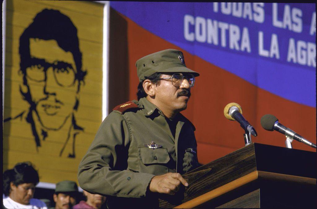 Humberto Ortega habla desde un atril con uniforme militar en una imagen de archivo. 