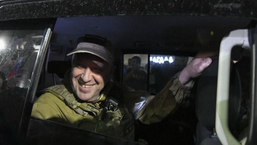 يفغيني بريغوجين يبتسم من نافذة سيارة سوداء في روستوف أون دون، روسيا
