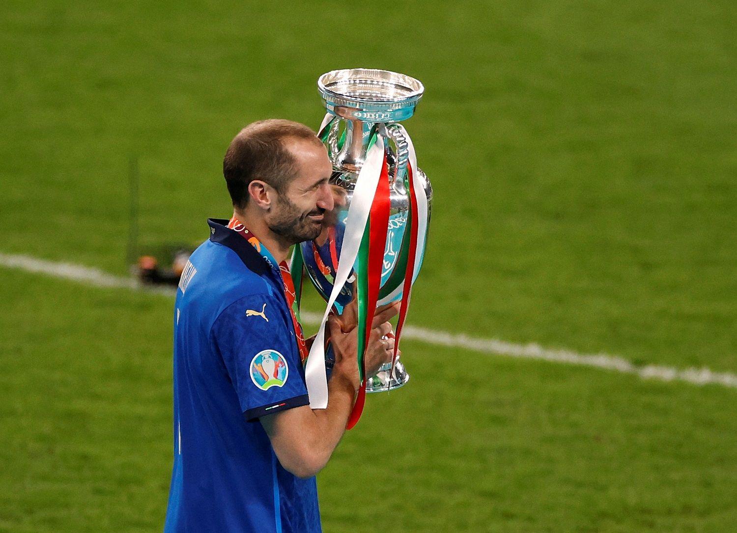 المدافع الإيطالي جورجيو كيليني يحمل كأس النسخة الأخيرة من بطولة أمم أوروبا