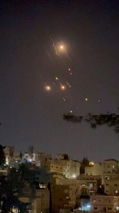 Serangan Iran ke Israel seperti yang tampak di Amman, Yordania, pada Minggu (14/04).
