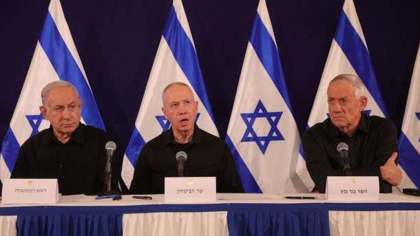 قيادة مجلس الحرب في إسرائيل (من اليسار إلى اليمين): بنيامين نتنياهو ويوآف غالانت وبني غانتس