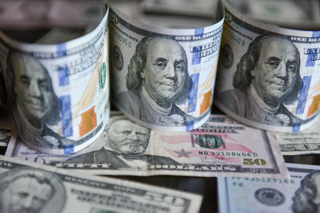 هل تنجح محاولات الإطاحة بـ"ملك العملات"؟ 1 الدولار