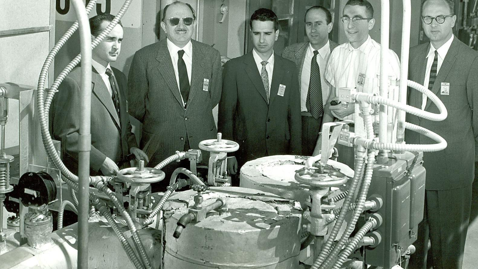 Guillermo Velarde y otros científicos españoles, en una visita a las instalaciones de la empresa estadounidense Atomics International en 1958