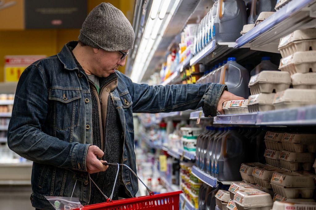 Un hombre de compras en un supermercado.