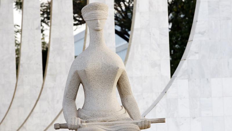 Estátua em frente ao STF com olhos vendados, representando a Justiça