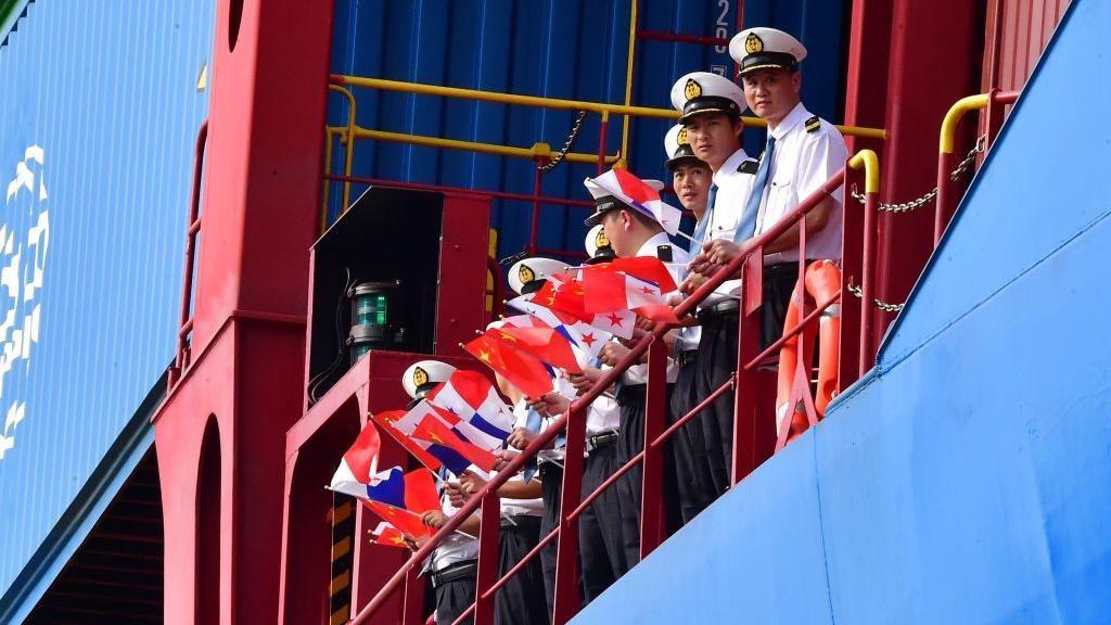 Anggota kru kapal kontainer China, Cosco Shipping Rose berdiri di dek, saat tiba di Cocoli yang baru diresmikan selama kunjungan Presiden China Xi Jinping, di Terusan Panama, pada 3 Desember 2018.