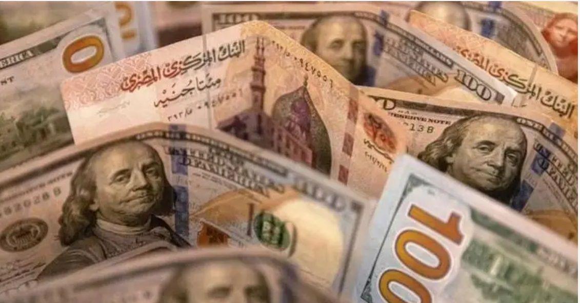 عملات ورقية مصرية مع الدولار