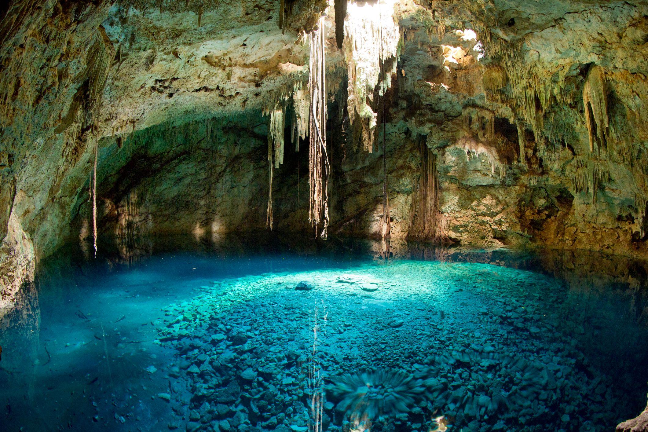 Grande lagoa azulada dentro de caverna