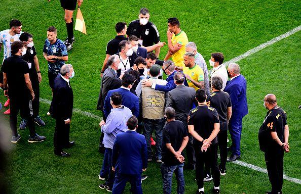 Agentes Anvisa discutem com jogadores do Brasil e da Argentina

