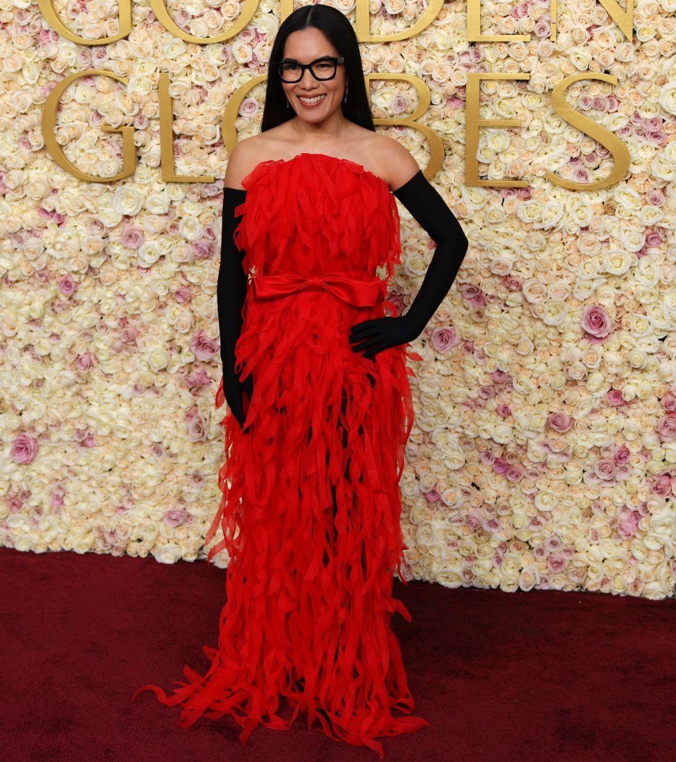 Ali Wong com vestido vermelho e luvas pretas