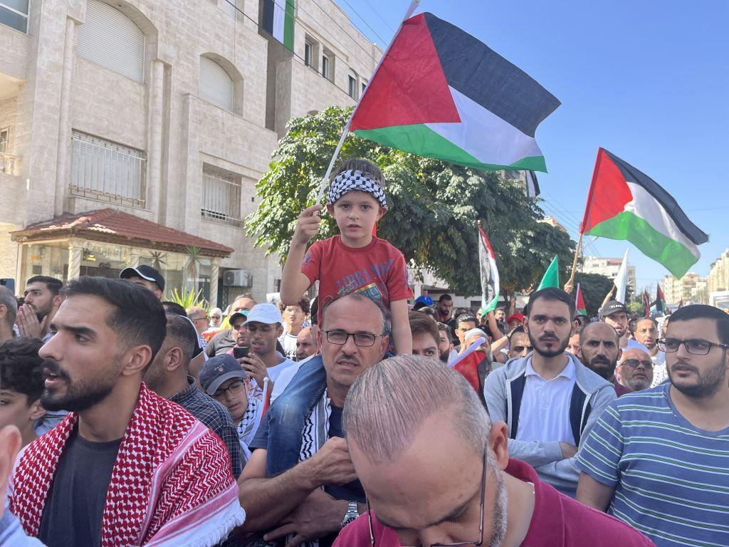 مسيرة مؤيدة للفلسطينيين أمام السفارة الإسرائيلية في عمّان في 3 نوفمبر/تشرين الثاني