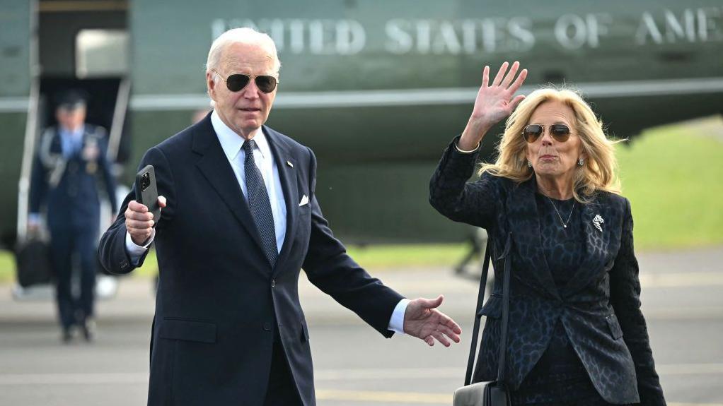 O presidente Biden e a primeira-dama, Jill Biden, desembarcando de helicóptero durante evento para marcar o chamado Dia D na França