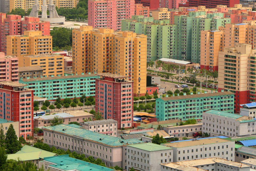 Edificios antiguos pintados de colores en Pyongyang.