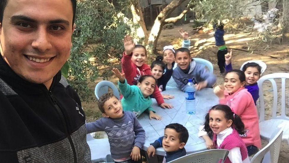 Un selfie de los niños de Al Naouq y su tío Ahmed