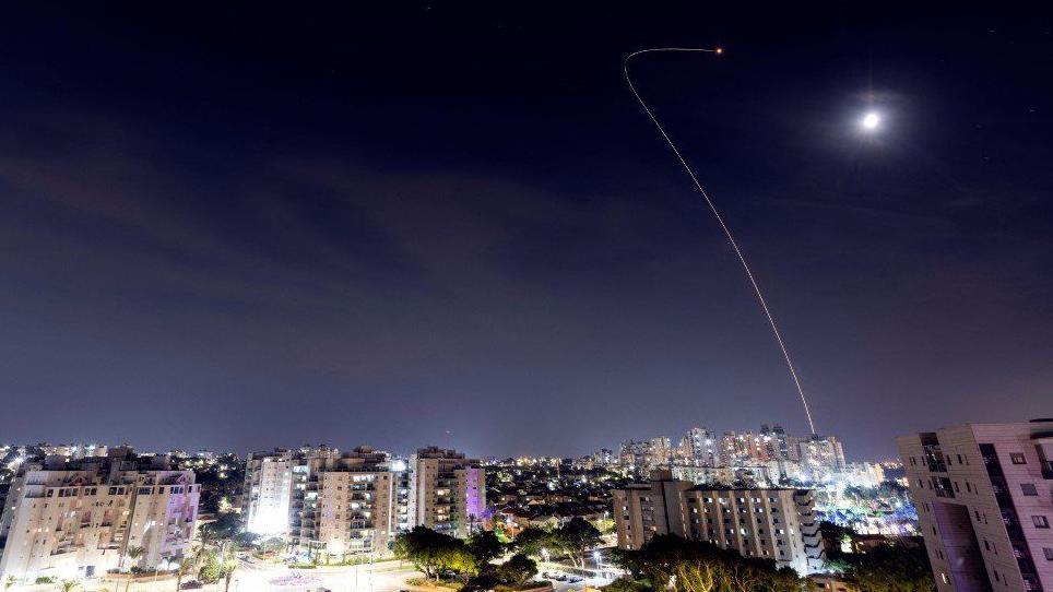 نظام القبة الحديدية الإسرائيلي المضاد للصواريخ يعترض صاروخاً من غزة