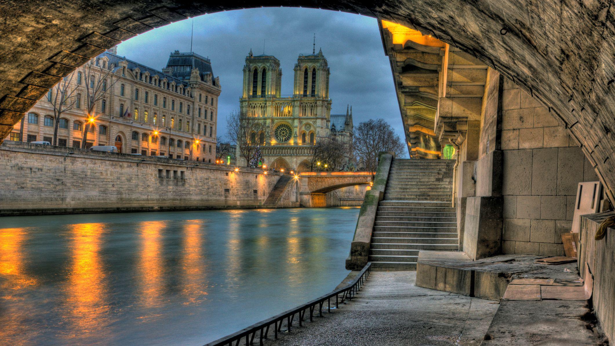 El Sena a su paso por la catedral de Notre Dame.