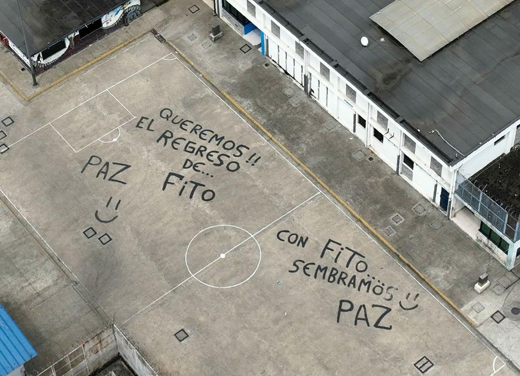 Vista aérea del patio de una cárcel y letreros que piden el regreso de Fito