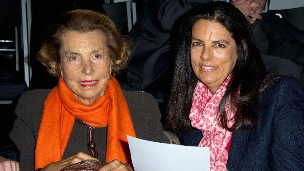 Françoise Bettencourt-Meyers (der.) y su madre Liliane Bettencourt durante un desfile de modas en 2012