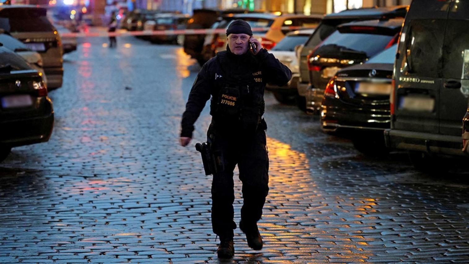 Policía en una calle cortada en Praga