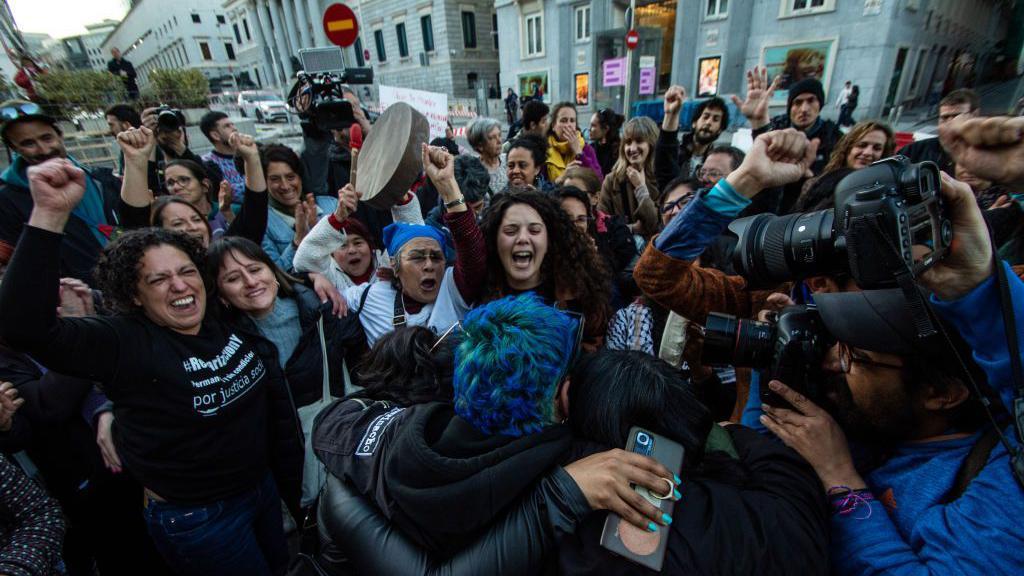 Activistas celebran frente al Congreso de los Diputados en Madrid la admisión a trámite de una iniciativa legislativa popular para regularizar inmigrantes irregulares. 