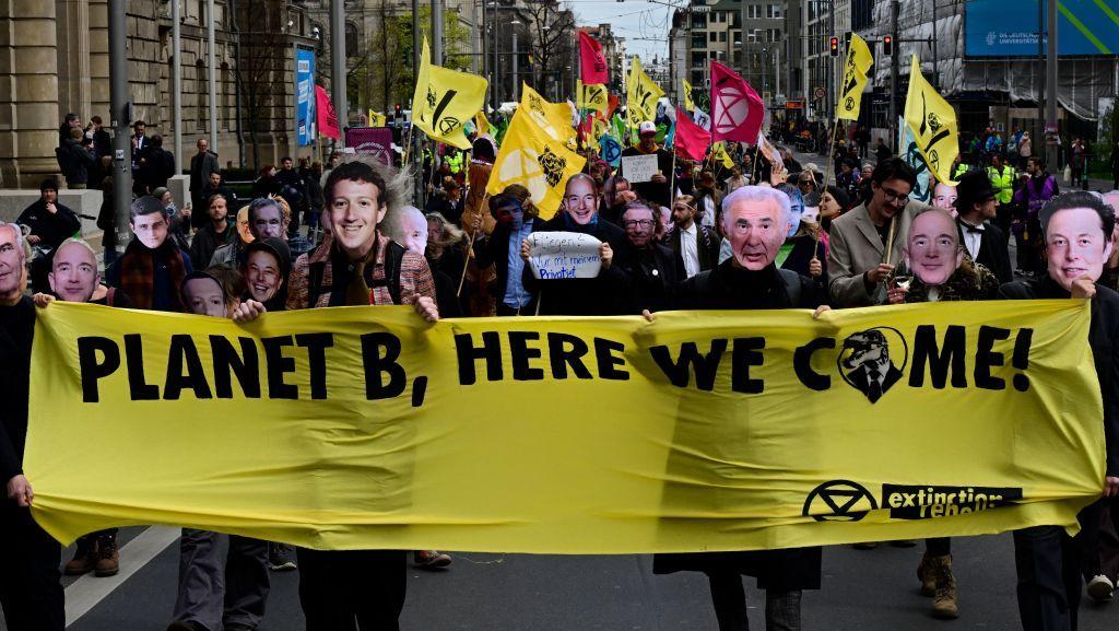 ناشطون يرتدون أقنعة جيف بيزوس ومارك زوكربيرغ وإيلون ماسك في تظاهرة في برلين