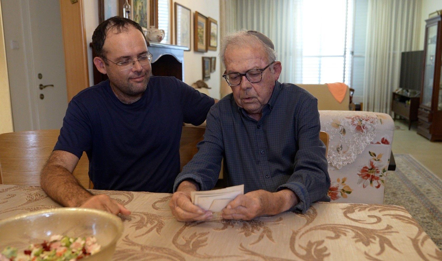 والد يوني شمئيل يجلس مع ابنه ليريه ذكريات الحرب التي شارك فيها كمقاتل في الجيش الإسرائيلي