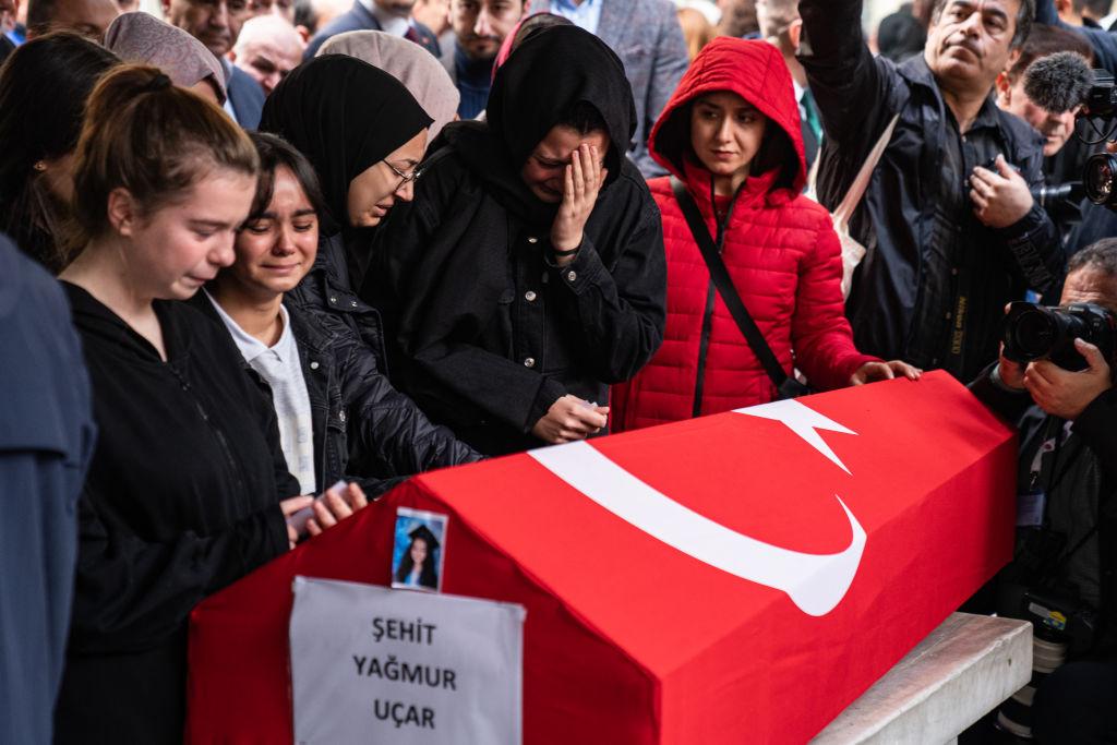 Olayda hayatını kaybeden Arzu Özsoy ve kızı Yağmur Uçar'ın cenaze töreni 