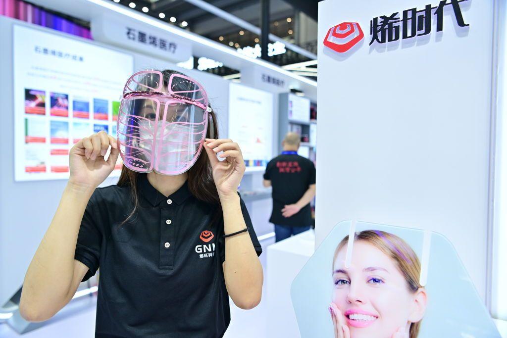 Uma máscara facial de grafeno exibida durante uma feira de tecnologia em Shenzhen, China. 