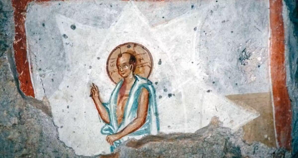 O afresco de um Jesus jovem e careca na Igreja da Caverna dos Santos Pedro e Paulo, Sérvia