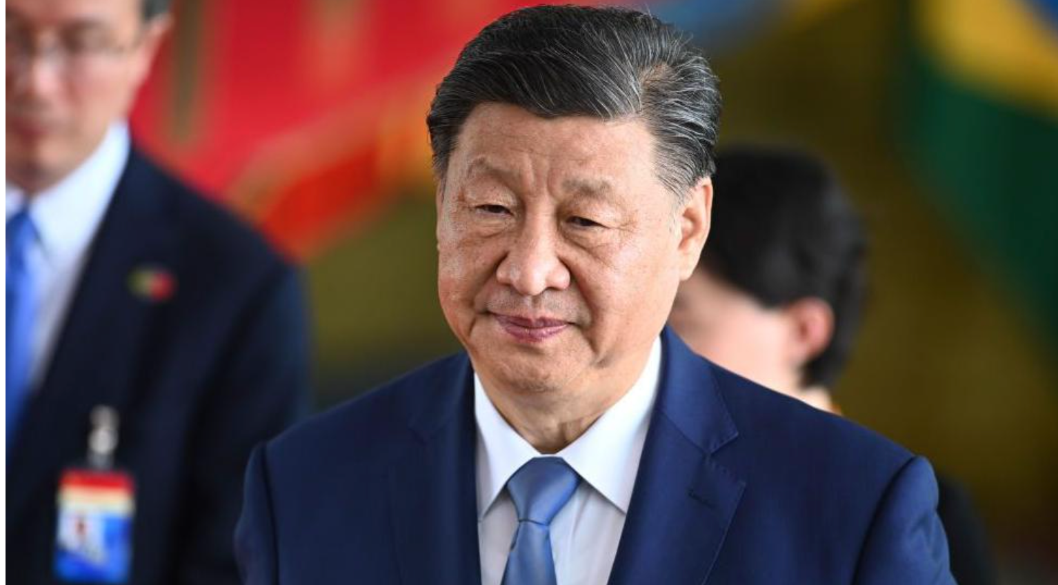 Xi Jinping de terno e gravata em retrato até os ombros 