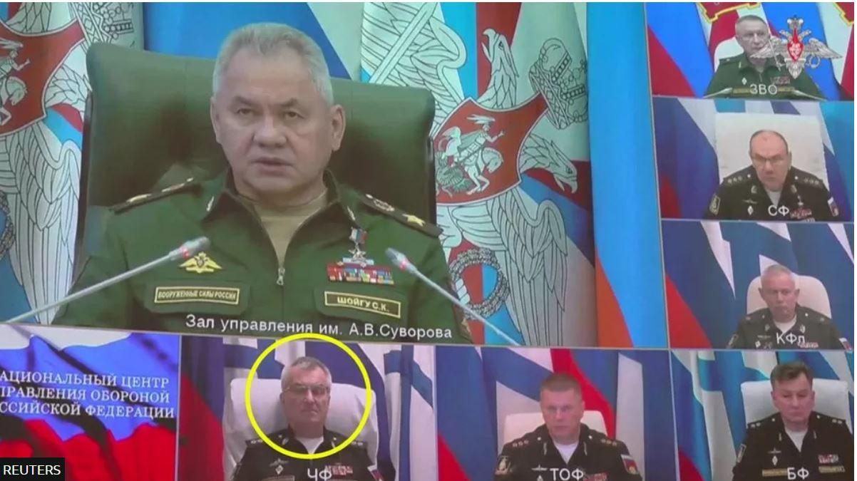 صورة ثابتة من مقطع مصور يظهر اتصالاً بالفيديو مع وزير الدفاع سيرغي شويغو على شاشة كبيرة وصورة الأميرال سوكولوف تحت صورته تماماً.