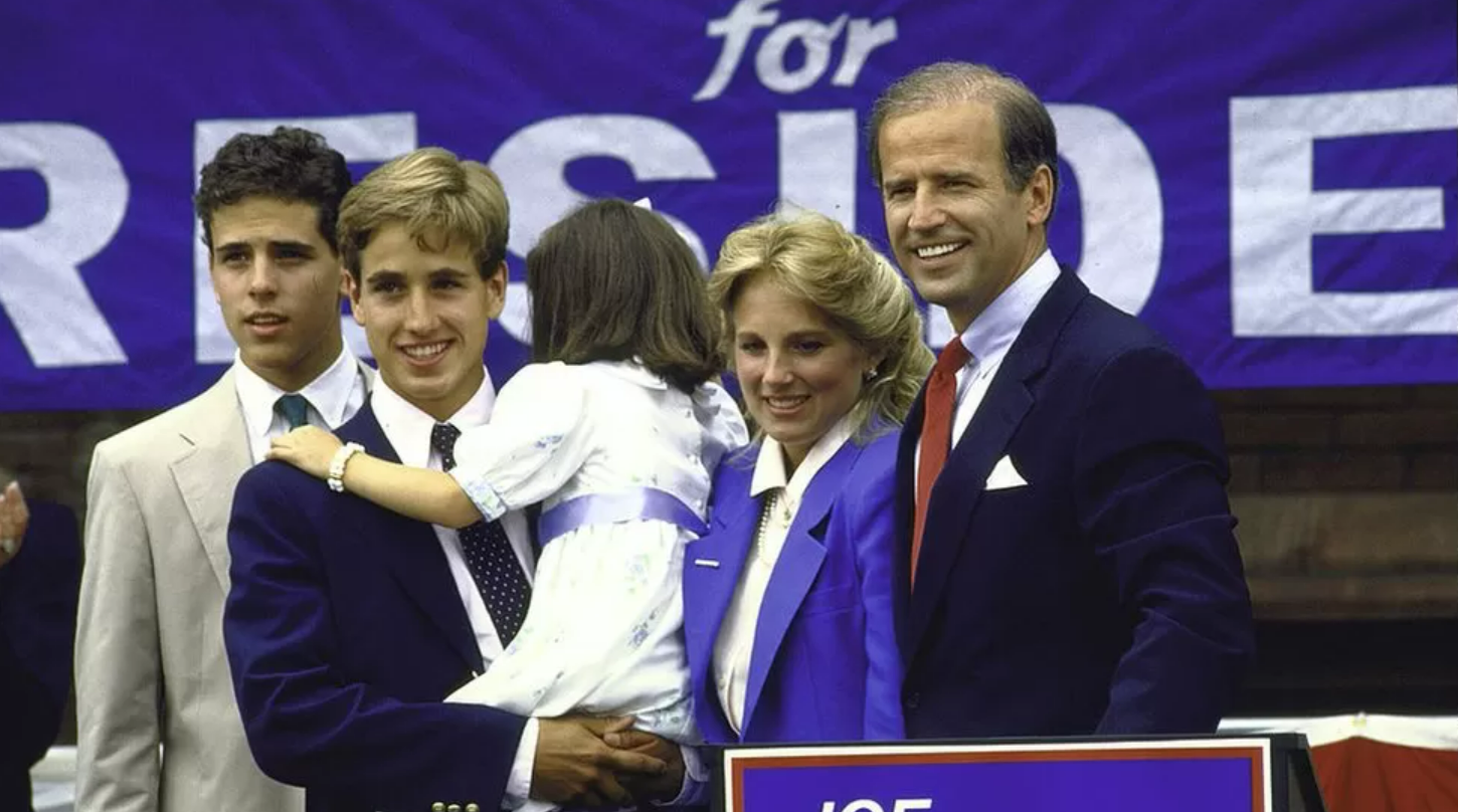 هانتر (أقصى اليسار) ينظر إلى عائلته بعدما أعلن جو بايدن عن ترشحه لأول مرة للرئاسة في عام 1988