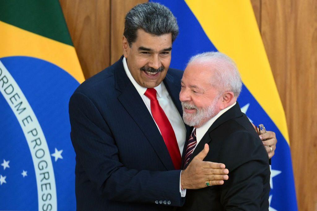 Maduro y Lula se abrazan sonrientes en una imagen de mayo del 23. 