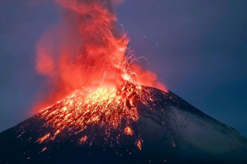 Vulcão Popocatépetl em erupção