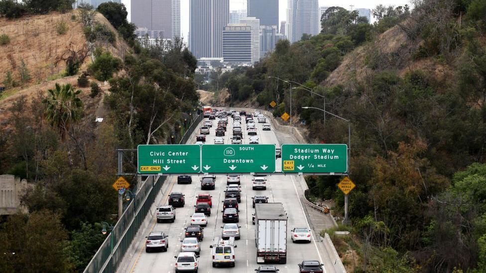Kemacetan lalu lintas di jalan tol Los Angeles, California.